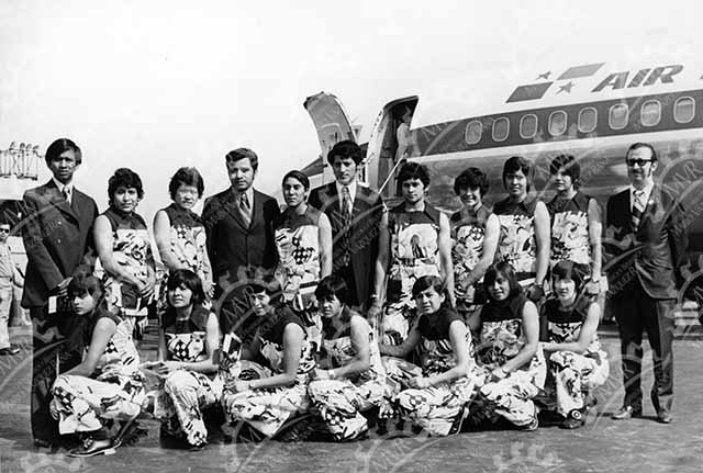 Selección femenil con avión detrás